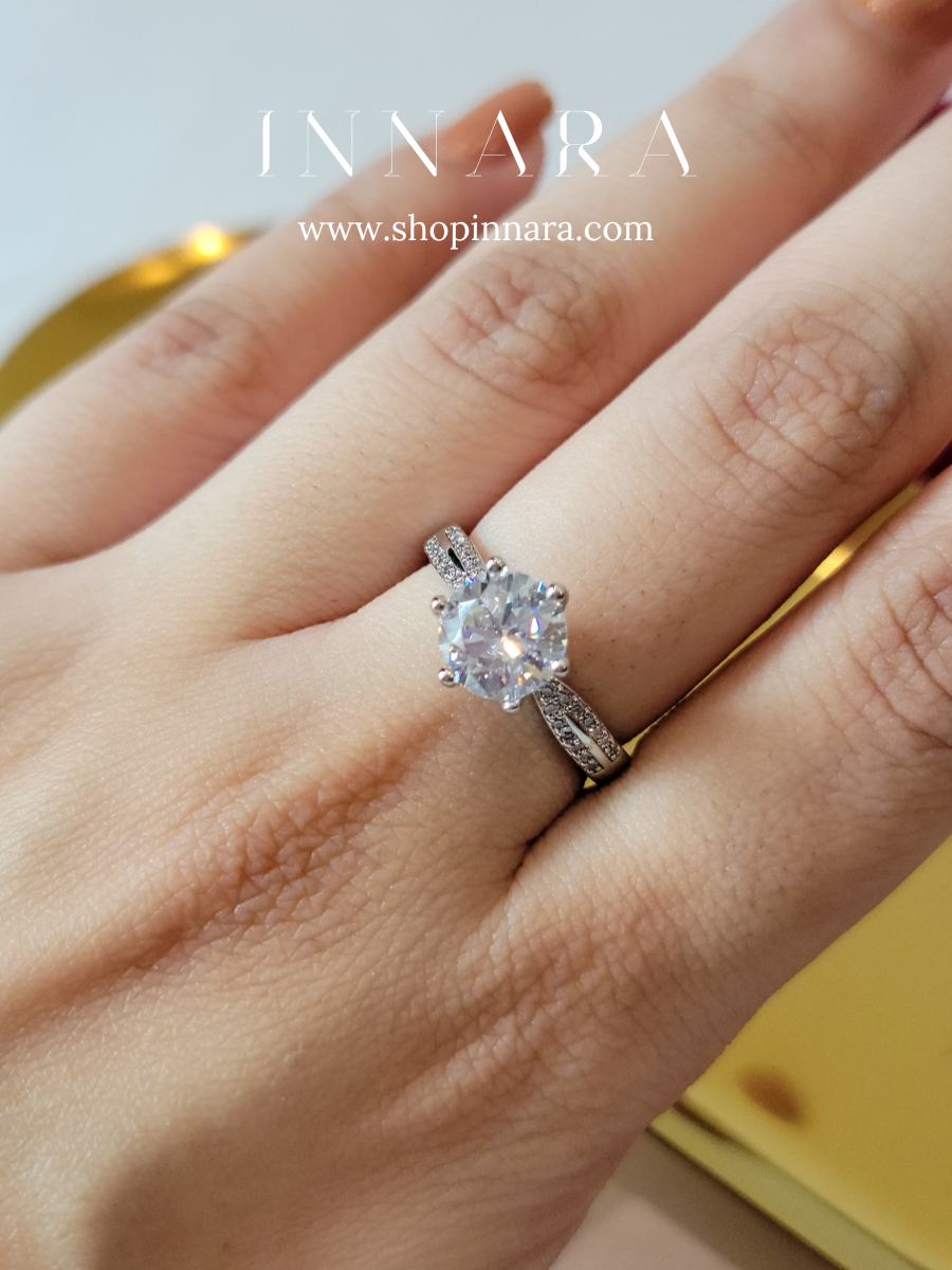 Dazzling Zirconia Ring (Adjustable)